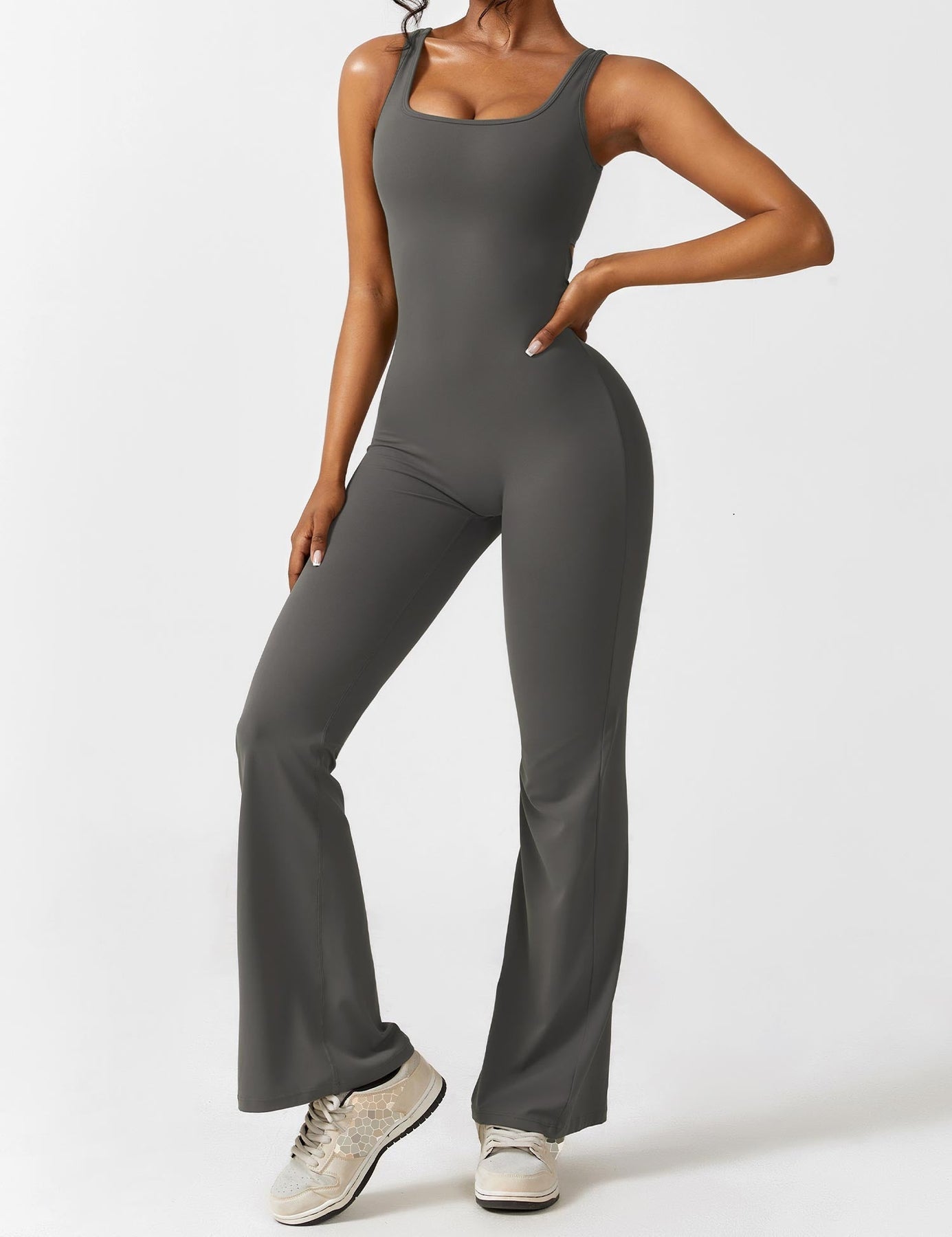 Strakke Sportieve Dames Jumpsuit Met Open Rug En Flared Pijpen – Lente, Zomer En Herfst