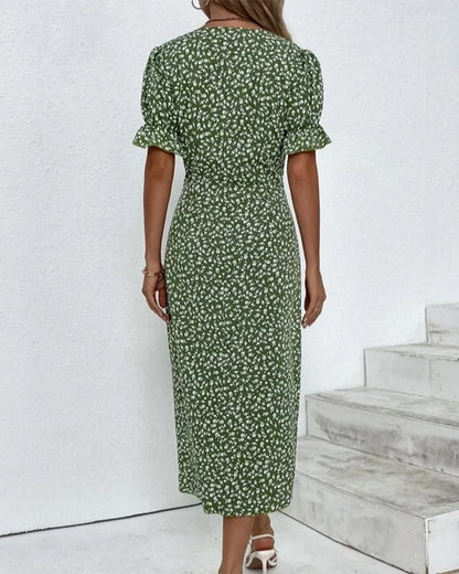 Vrouwelijke Overslagjurk Met Knoopdetail – Elegant En Speels Silhouet