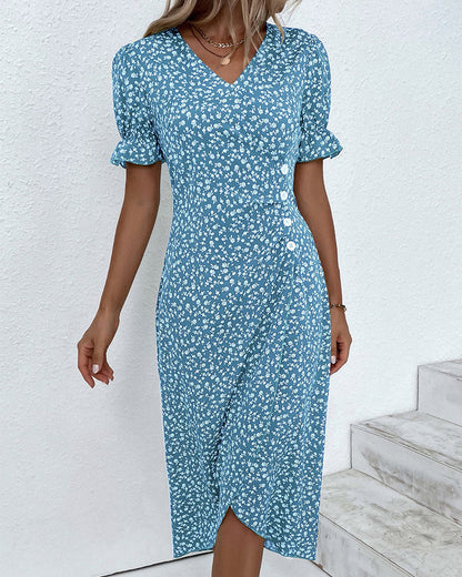Vrouwelijke Overslagjurk Met Knoopdetail – Elegant En Speels Silhouet