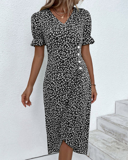 Vrouwelijke Overslagjurk Met Knoopdetail – Elegant En Speels Silhouet