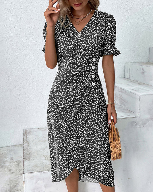 Vrouwelijke Overslagjurk Met Knoopdetail – Elegant En Speels Silhouet