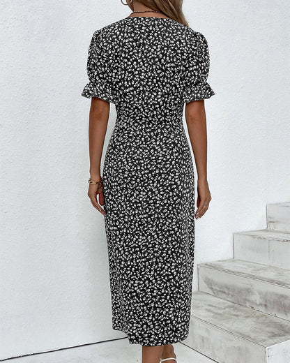 Vrouwelijke Overslagjurk Met Knoopdetail – Elegant En Speels Silhouet