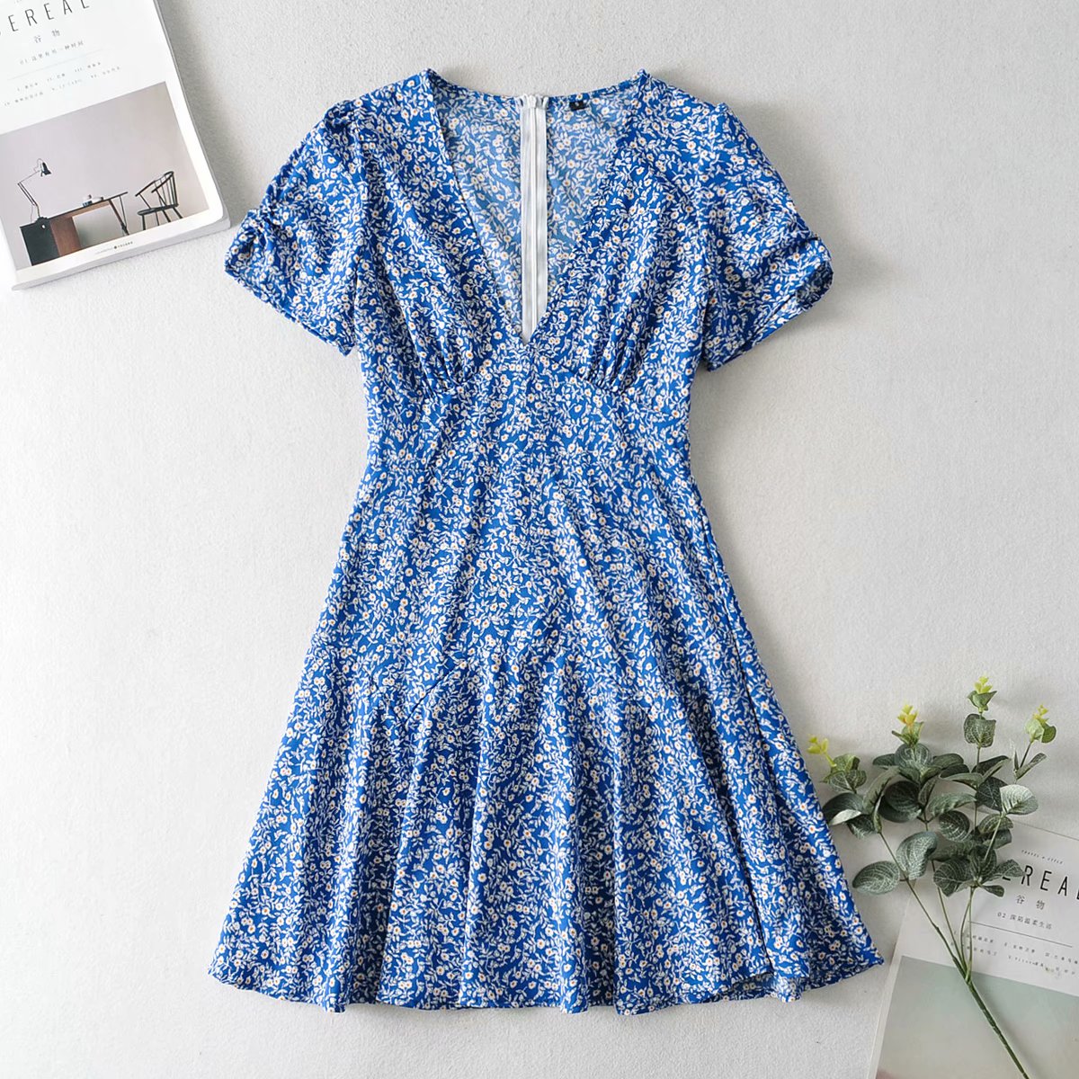 Bloemenprint Wikkeljurk Met V-Hals En Rufflezoom – Zomerse Charme In Een Speels Design