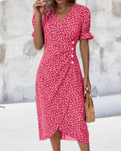 Vrouwelijke Overslagjurk Met Knoopdetail – Elegant En Speels Silhouet