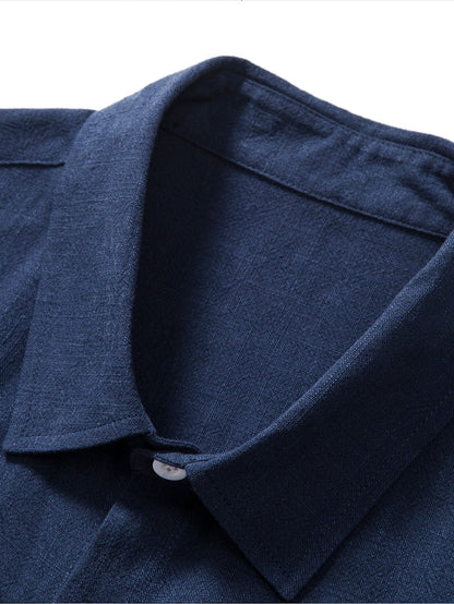 Heren zomeroutfit – luchtig overhemd met knopen & relaxte broek met opgerolde pijpen