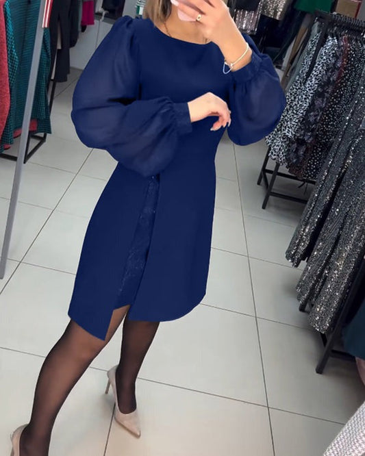 Gelaagde Mini-Jurk Met Transparante Ballonmouwen En Splitvoorkant – Een Edgy Statement Voor Avondjes Uit