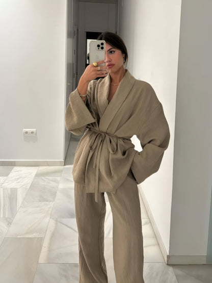 Luxe Damespak – Elegant Tweedelig Setje Met Wikkelblouse En Wijde Pijpen