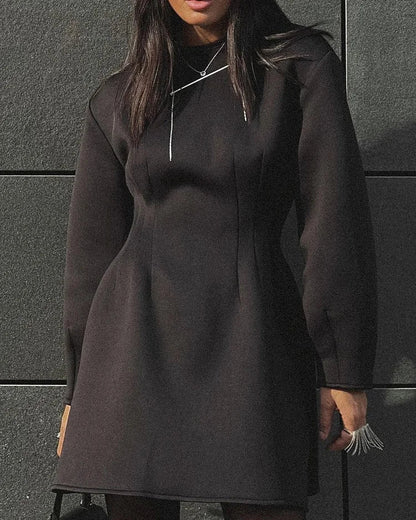 Minimalistische A-Lijn Mini-Jurk Met Lange Mouwen – Edgy Eenvoud Met High Fashion Feel