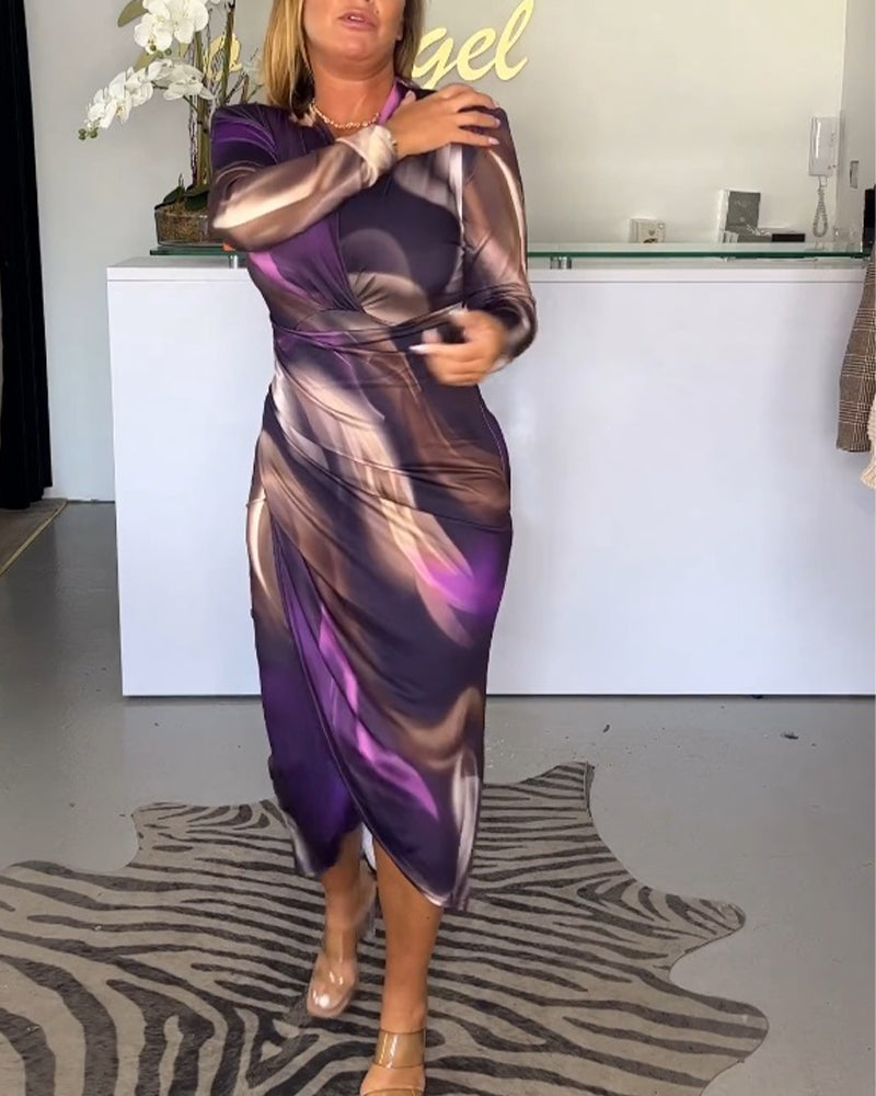 Satijnen Wikkeljurk Met Abstracte Glansprint En Midi-Lengte – Avondglamour Met Een Twist