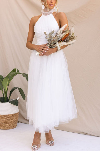 Tule Halterjurk Met Hoge Hals En Zwierige Rok – Etherisch En Elegant