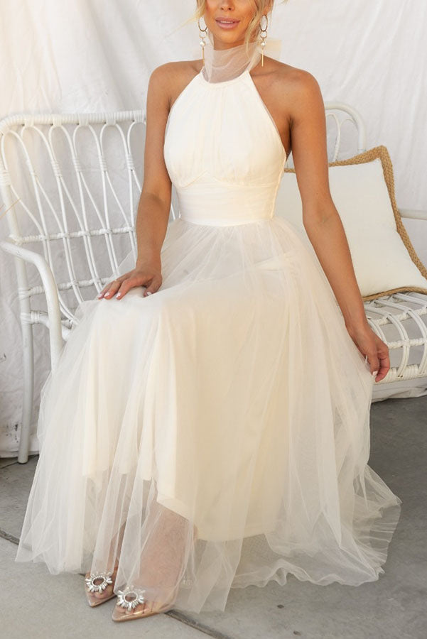 Tule Halterjurk Met Hoge Hals En Zwierige Rok – Etherisch En Elegant