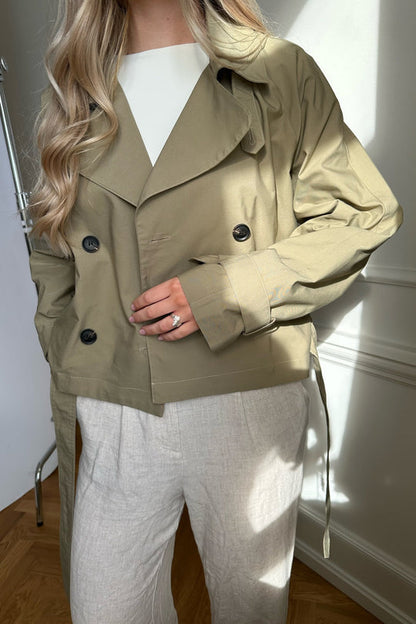 Korte Trenchcoat Voor Dames Met Dubbele Knopen En Ceintuur – Stijlvolle Jas Voor Lente En Herfst