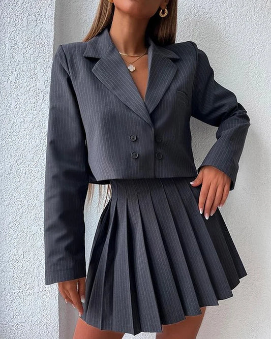 Gestreepte Cropped Blazerjurk Met Plissérok – Powerdressing Met Speelse Finesse