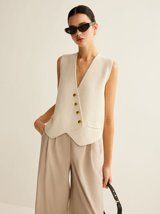 Asymmetrische Knop Sweater Vest Voor Modebewuste Dames – Luxueuze Viscose, Trendy Neutrale Kleur & Perfect Voor Laagjes in Elke Seizoensstijl.