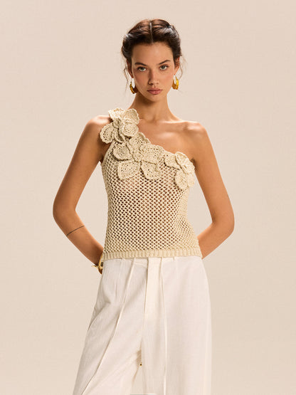 Bloemige Haak Top Voor Modebewuste Vrouwen – Gemaakt Van Luchtige Garens, Elegante Eén-Schouderstijl & Perfect Voor Zomerse Avonden Met Vriendinnen.