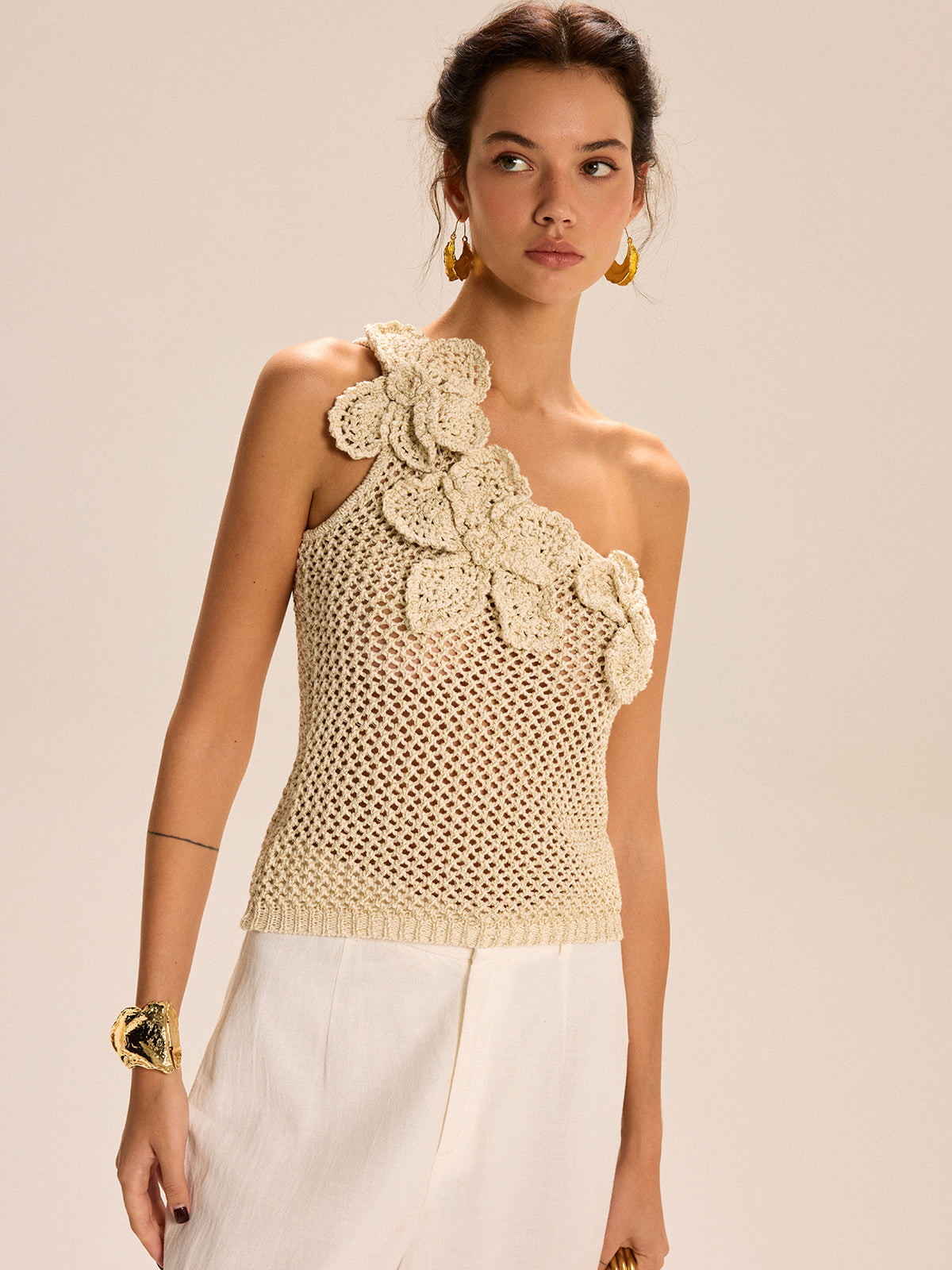 Bloemige Haak Top Voor Modebewuste Vrouwen – Gemaakt Van Luchtige Garens, Elegante Eén-Schouderstijl & Perfect Voor Zomerse Avonden Met Vriendinnen.