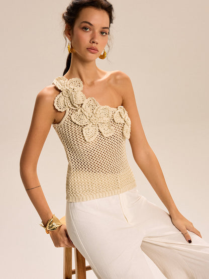 Bloemige Haak Top Voor Modebewuste Vrouwen – Gemaakt Van Luchtige Garens, Elegante Eén-Schouderstijl & Perfect Voor Zomerse Avonden Met Vriendinnen.