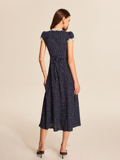 Stijlvolle Polka Dot Jurk Voor Modebewuste Vrouwen – Zachte Kantafwerking, Tijdloze Print & Perfect Voor Speciale Gelegenheden.