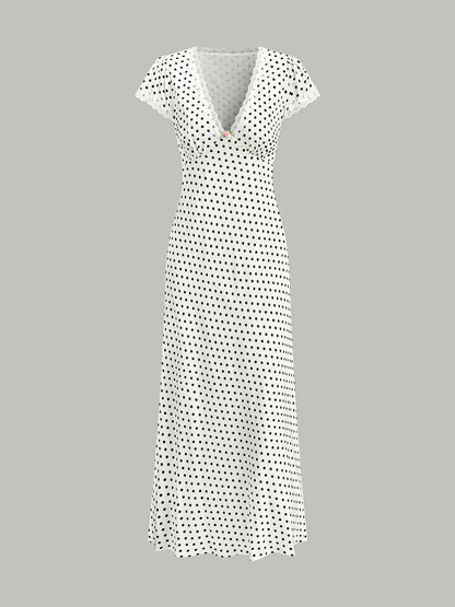 Stijlvolle Polka Dot Jurk Voor Modebewuste Vrouwen – Zachte Kantafwerking, Tijdloze Print & Perfect Voor Speciale Gelegenheden.