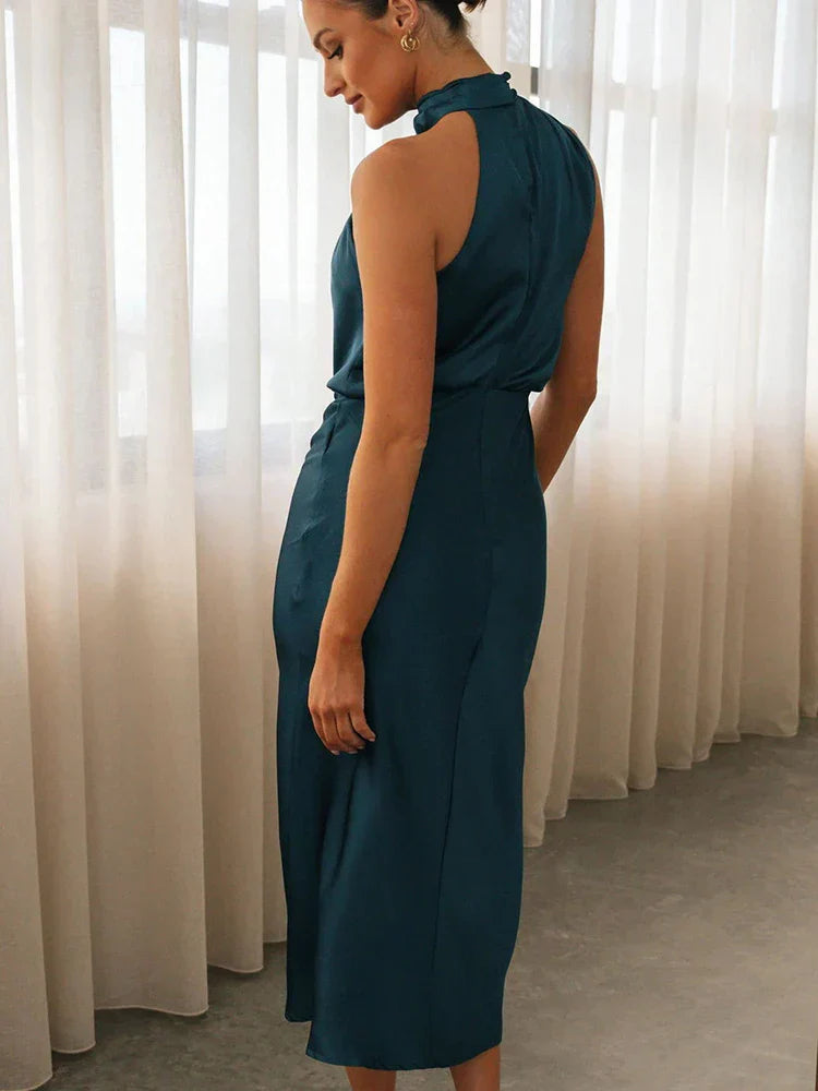 Satijnen Halterjurk Met Drapering – Elegantie In Haar Meest Vloeiende Vorm