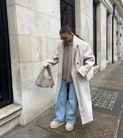 Oversized Damesjas Met Reverskraag – Lange Pasvorm, Dubbele Rij Knopen & Herfstlook