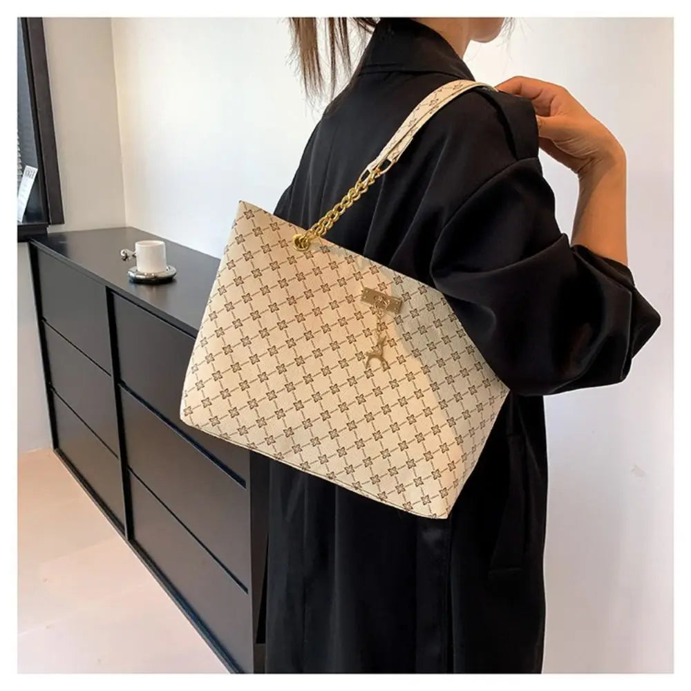 Luxe schoudertas voor dames – elegant patroon, gouden kettinghengsels & ruime indeling