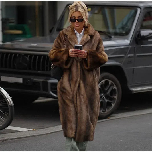 Lange Bruine Faux Fur Jas – Elegante Fluffy Wintermantel Voor Dames Met Luxe Uitstraling