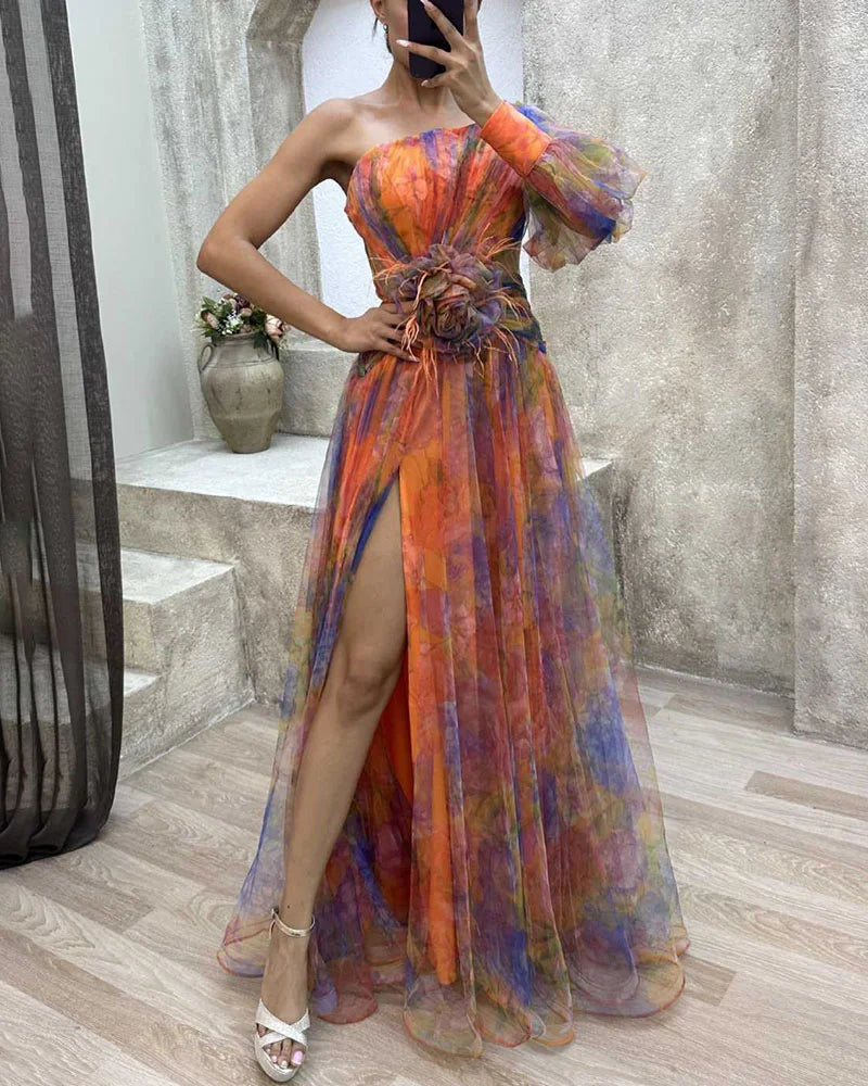 Lange Galajurk Met One-Shoulder Mouw En Bloemenaccent – Transparant Tule-Effect Met Kleurrijke Print