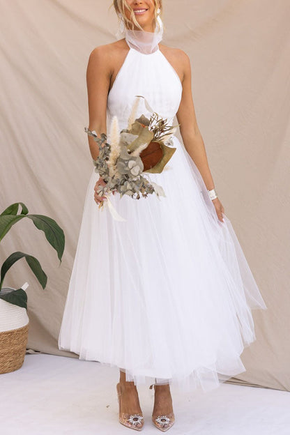 Tule Halterjurk Met Hoge Hals En Zwierige Rok – Etherisch En Elegant